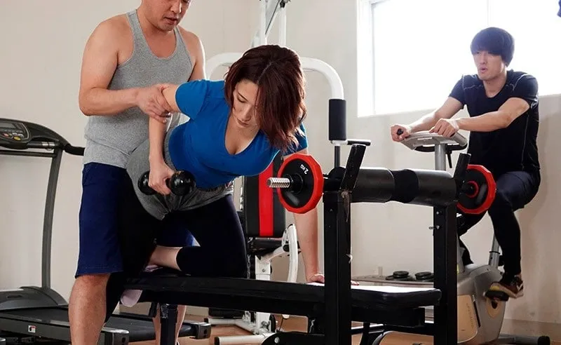 Người chồng phát hiện người vợ "đi ngoài" với huấn luyện viên thể hình